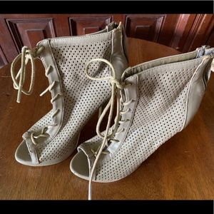 Women’s heeled booties